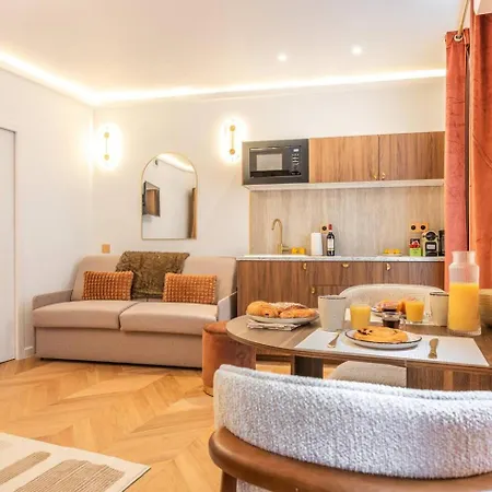 Stylish With A/c For 3 Guests • Near Metro شقة