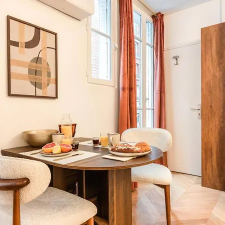 Stylish With A/c For 3 Guests • Near Metro *