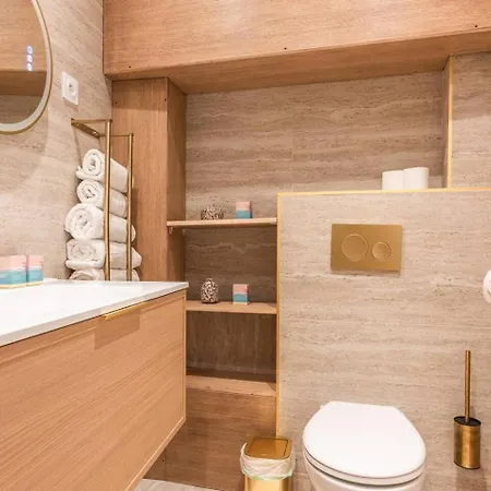 Stylish With A/c For 3 Guests • Near Metro