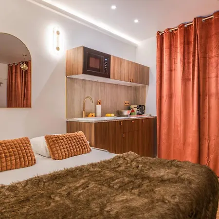 Stylish With A/c For 3 Guests • Near Metro *