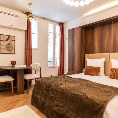 Stylish With A/c For 3 Guests • Near Metro