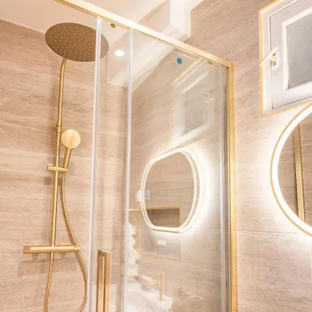 Stylish With A/c For 3 Guests • Near Metro شقة